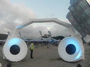 One of the unique props of the event, the giant headphones built by Dream Sets. Speakers are placed inside so it is actually a working piece.