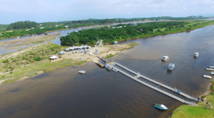 To get the guests across the lagoon, two walkway bridges were built by Dockpro.